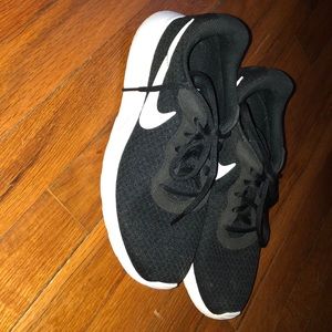 Women’s black and white nike sneakers